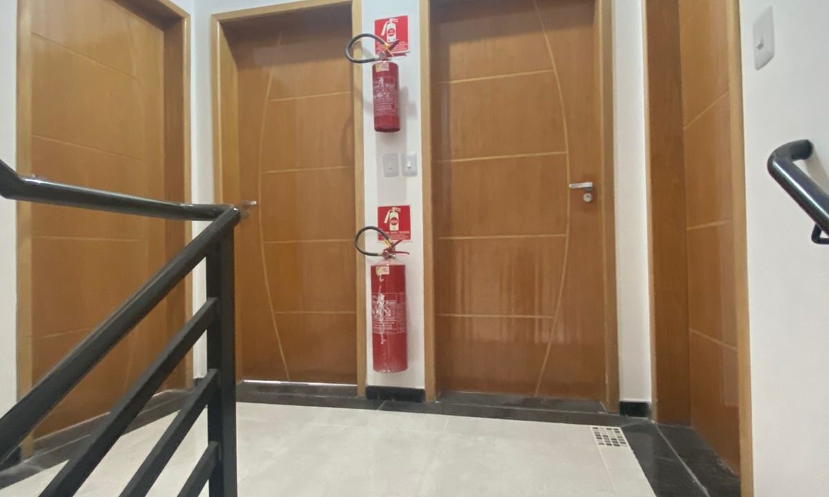 8 - HALL